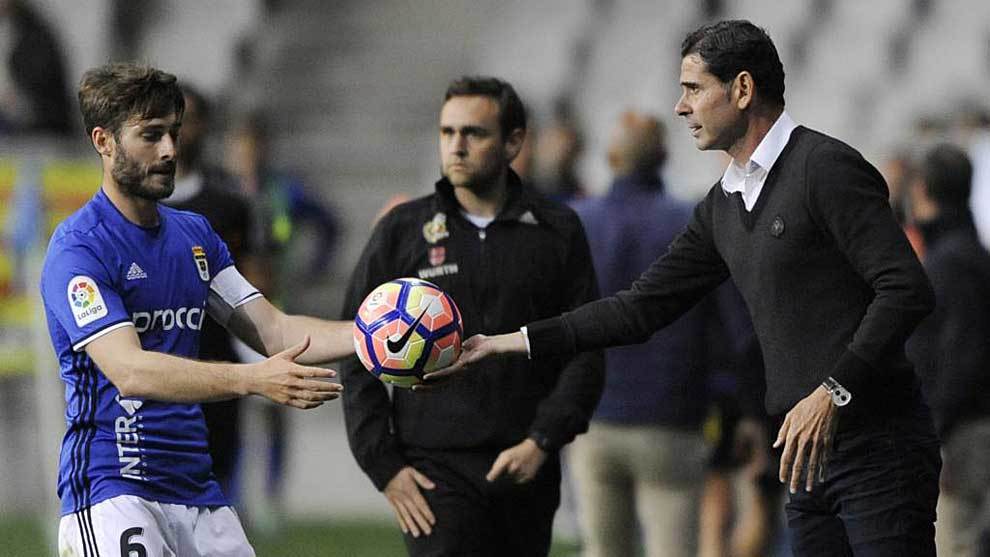 Fernando Hierro entrega un baln a Erice durante un partido reciente...