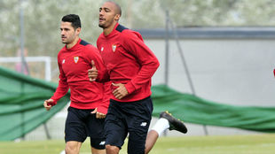 Vitolo y N'Zonzi corren en un entrenamiento en la ciudad...