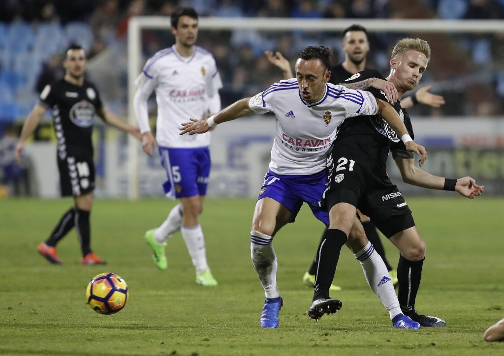 Sergio Gil disputa un baln con Xumetra durante el Zaragoza-Lugo en...