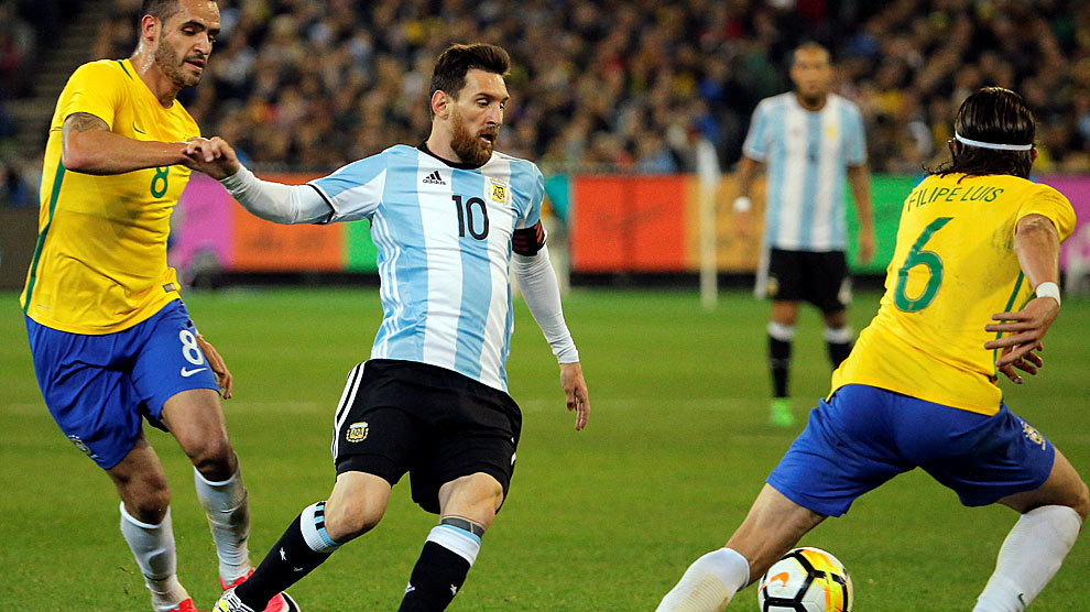Messi maniobra entre Renato Augusto y Felipe Luis.