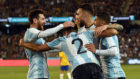 Los jugadores argentinos celebran el gol de Mercado, dorsal 2.