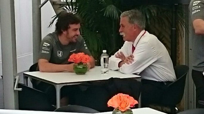 Alonso y Chase Carey comparten mesa en el hospitality de McLaren.
