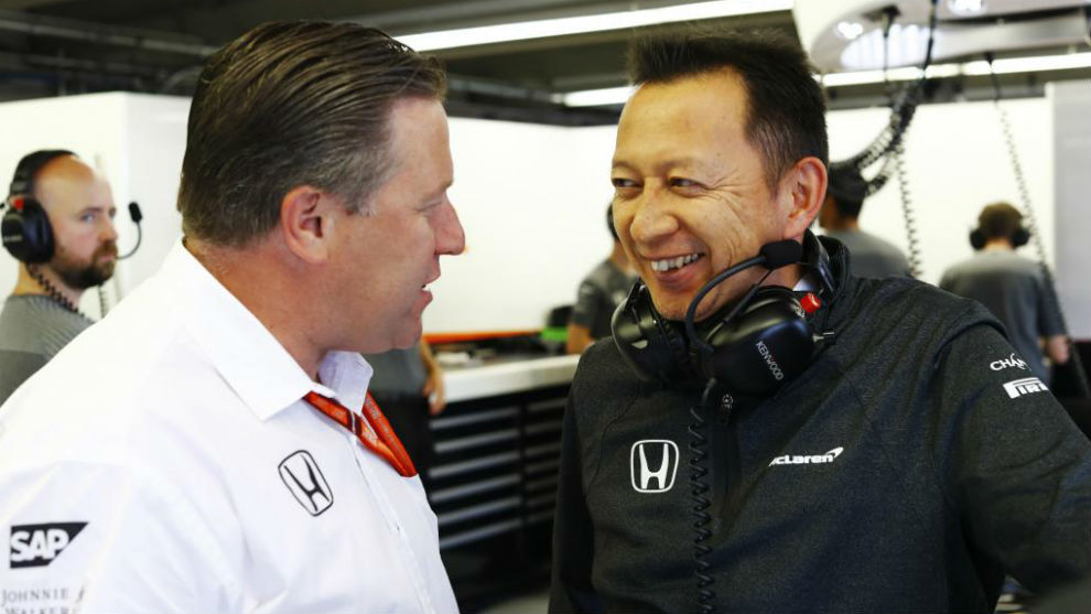 Zak Brown y Yusuke Hasegawa, en el box de McLaren Honda
