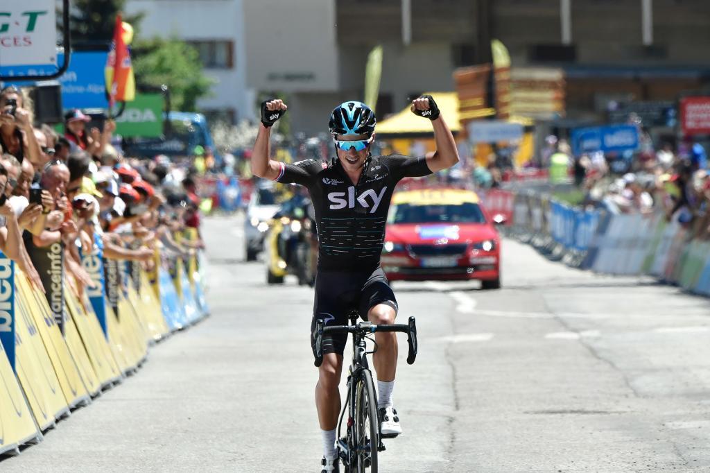 Peter Kennaugh celebrando en meta su triunfo de etapa en el Alpe...