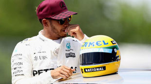 Hamilton contiene la emocin tras recibir un casco de Ayrton Senna.