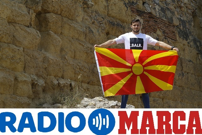 Dimitrievski con la bandera de Macedonia