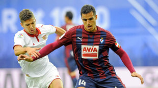 Vietto (23) presiona a Dani Garca (27) en un partido entre Sevilla y...