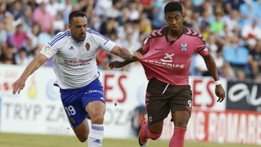 Jos Enrique pelea con un contrario en el partido ante el Tenerife.