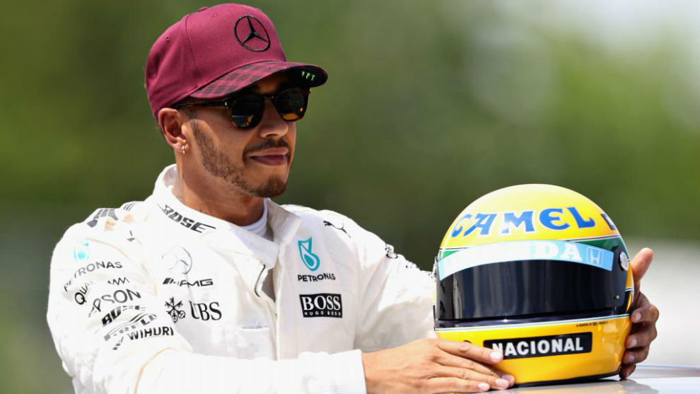 Hamilton contempla la rplica del casco de Senna