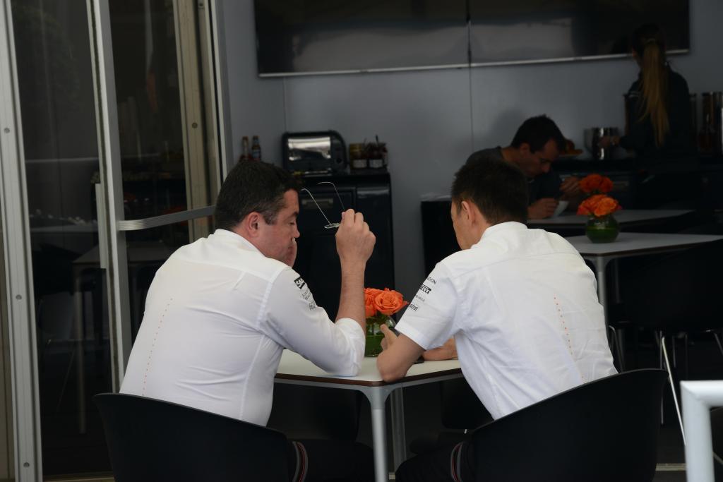 Boullier y Hasegawa, reunidos durante el pasado Gran Premio de...
