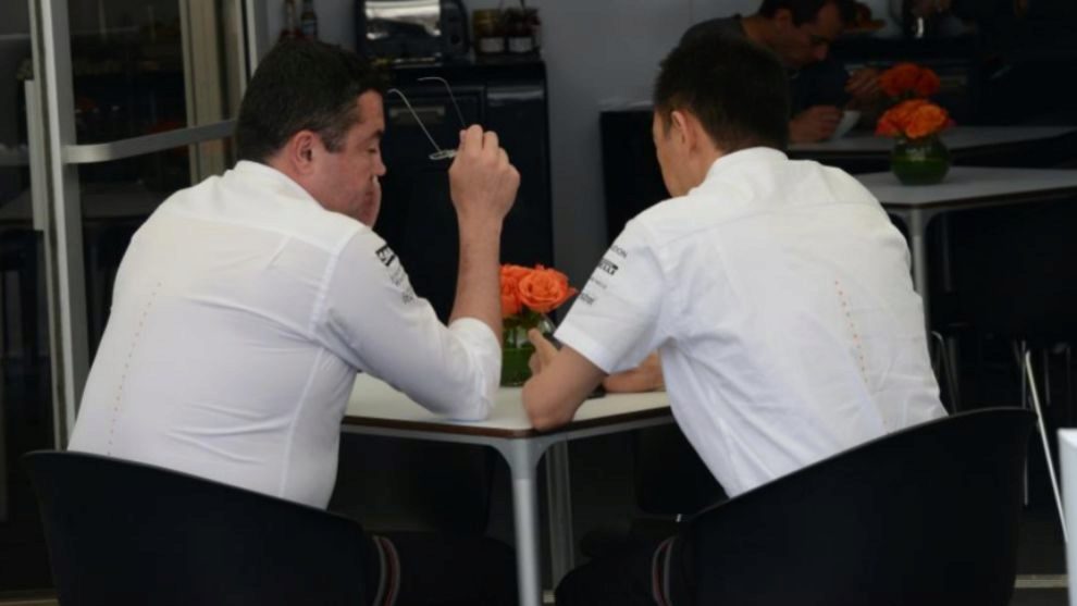 Boullier y Hasegawa, reunidos durante el pasado Gran Premio de...