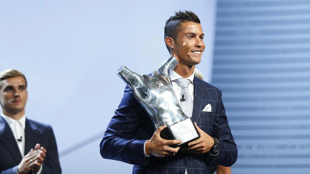 Cristiano Ronaldo recibiendo el galardn a Mejor Jugador de la UEFA