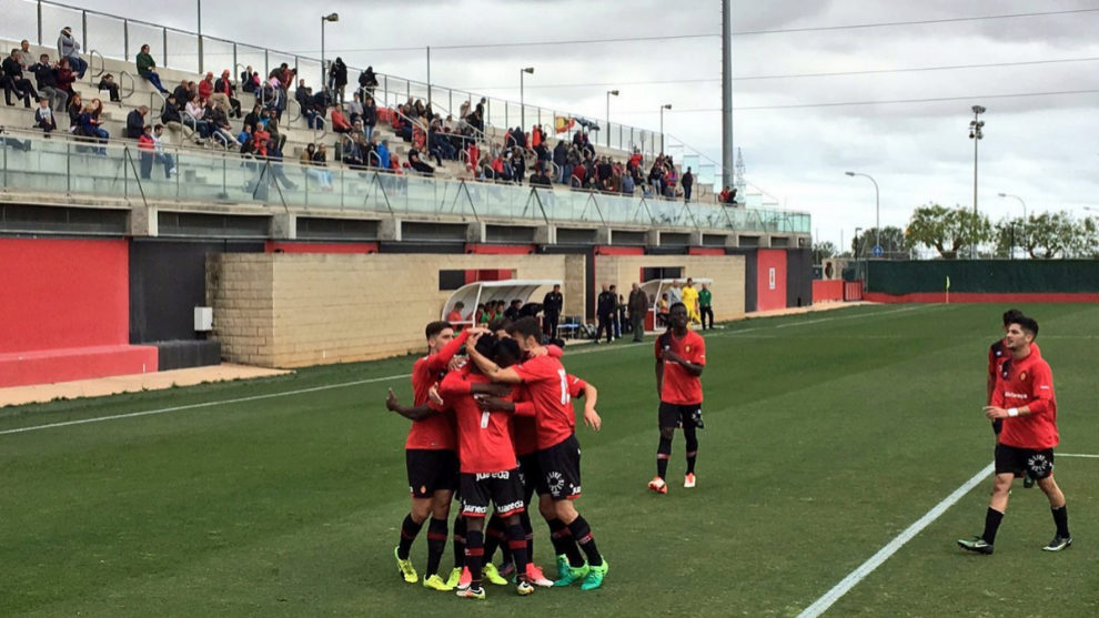 Los jugadores del Mallorca B celebran un gol ante el Atltico...