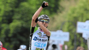 Pirazzi celebr as una victoria de etapa en el Giro 2014.
