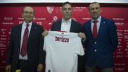 Berizzo posa con una camiseta del Sevilla junto a Castro y Arias.