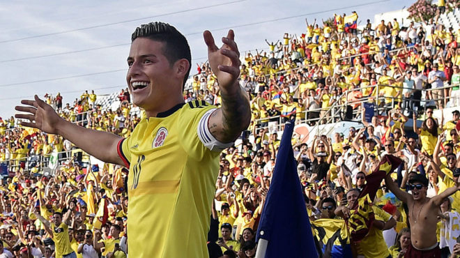 James celebra su gol de espalda a miles de colombianos.