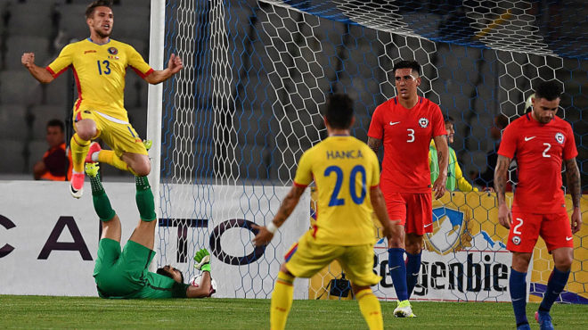 Baluta celebra su tercer gol, el del triunfo de Rumana ante Chile.