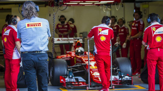 Un ingeniero de Pirelli observa a Vettel durante un test de...