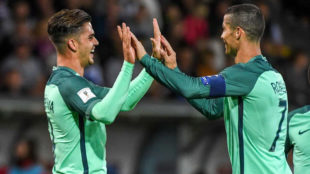 Andr Silva celebra con Cristiano Ronaldo uno de los goles de...