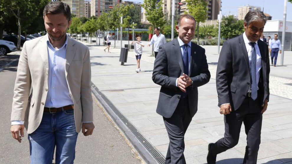 Lalo Arantegui y Christian Lapetra acompaan a Natxo Gonzlez en su...