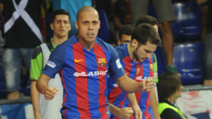 Ferrao y Dyego celebran uno de los goles del Barcelona Lassa.