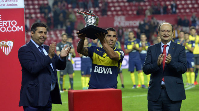 Carlos Tvez levanta el Trofeo Antonio Puerta ganado con Boca el...