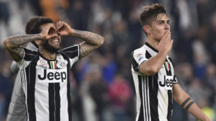 Alves y Dybala celebran un gol de la Juventus