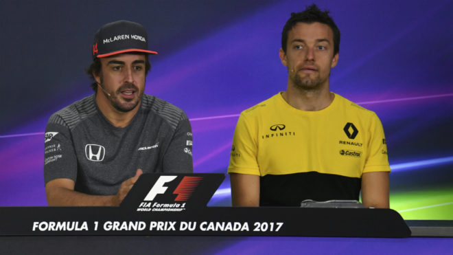 Palmer, pensativo, mientras habla Alonso.