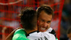 El meta del Juventus, Neto, se abraza a Dybala.