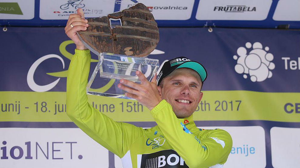 Rafal Majka, con el trofeo y el maillot verde de vencedor de la Vuelta...