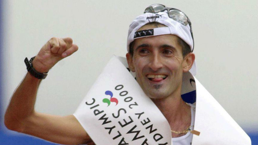 Javier Conde cruza la meta del Maratón de Sydney 2000