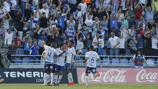 Gaku celebra con sus compaeros el gol que le ha valido al Tenerife...