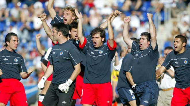 Jugadores y tcnicos de Getafe celebran el ascenso de 2004 en el...