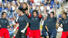 Jugadores y tcnicos de Getafe celebran el ascenso de 2004.