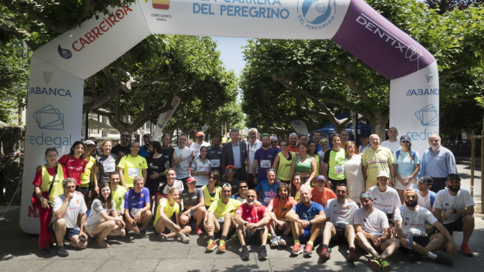 Los participantes posan en la meta de Burgos junto al alcalde, Javier...
