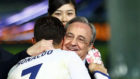 Florentino abraza a Cristiano tras ganar el Mundial de Clubes
