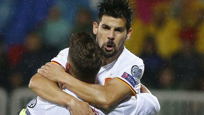 Nolito se abraza a Sergio Ramos tras un gol con Espaa.