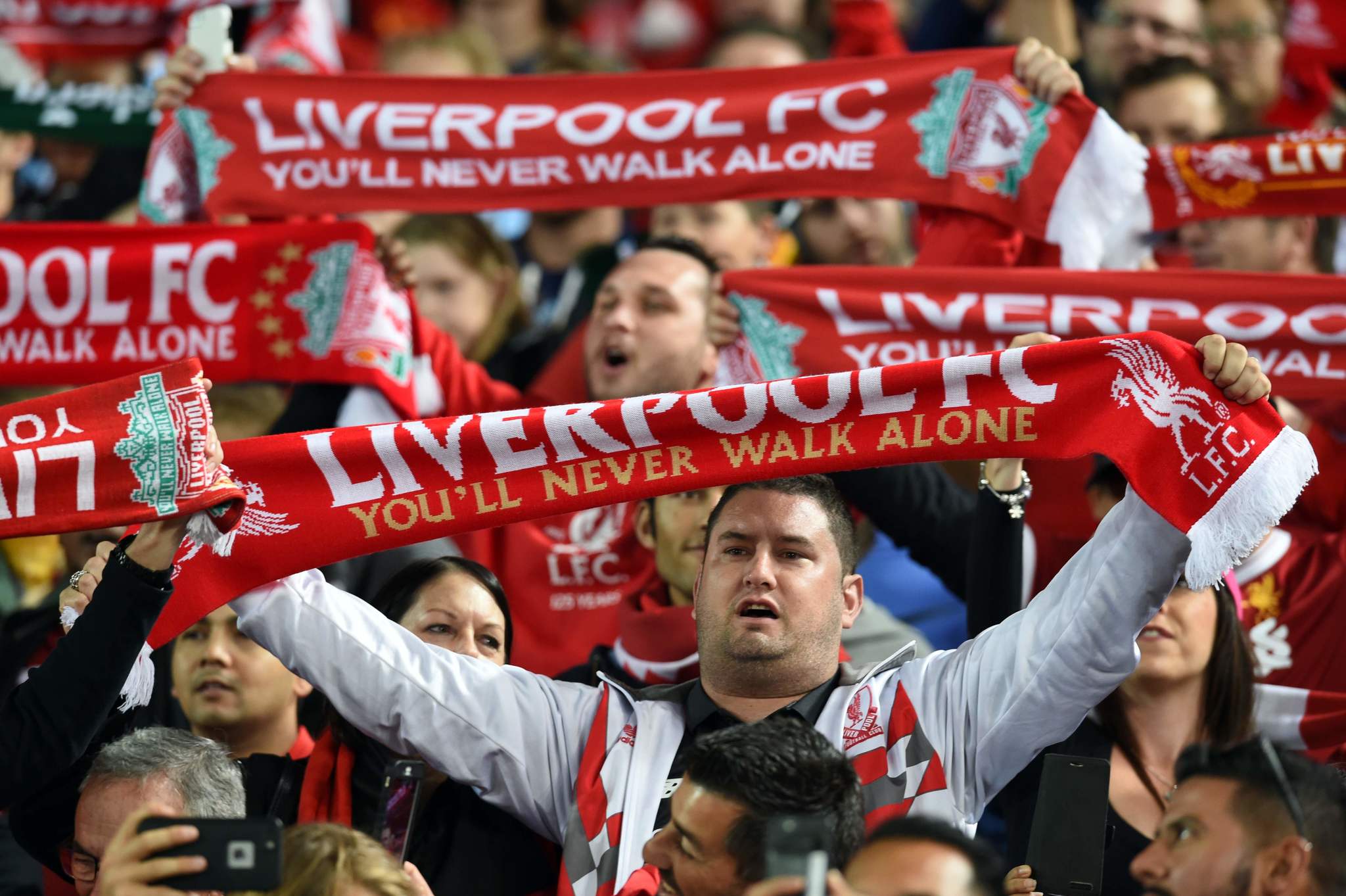 Aficionados del Liverpool cantando el &apos;You&apos;ll never walk alone&apos;
