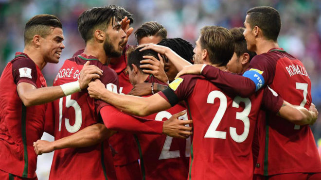 Los jugadores de Portugal celebran uno de sus goles a Rusia.