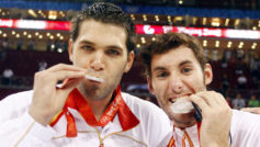 Felipe y Rudy con la medalla de plata de los Juegos de Pekn