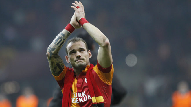 Wesley Sneijder aplaude con la camiseta del Galatasaray.