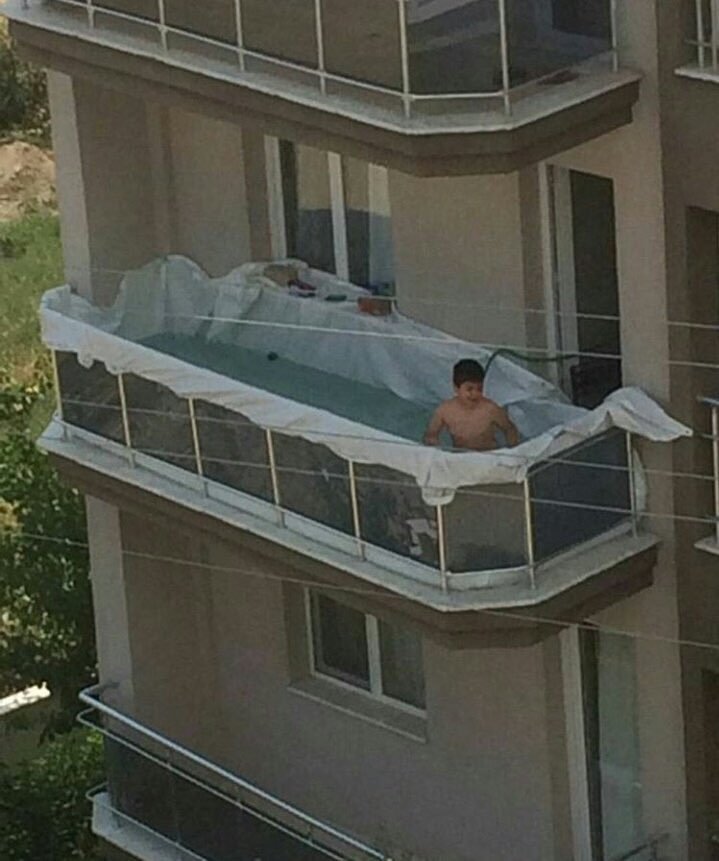 Nio convirtiendo el balcn de su casa en una piscina