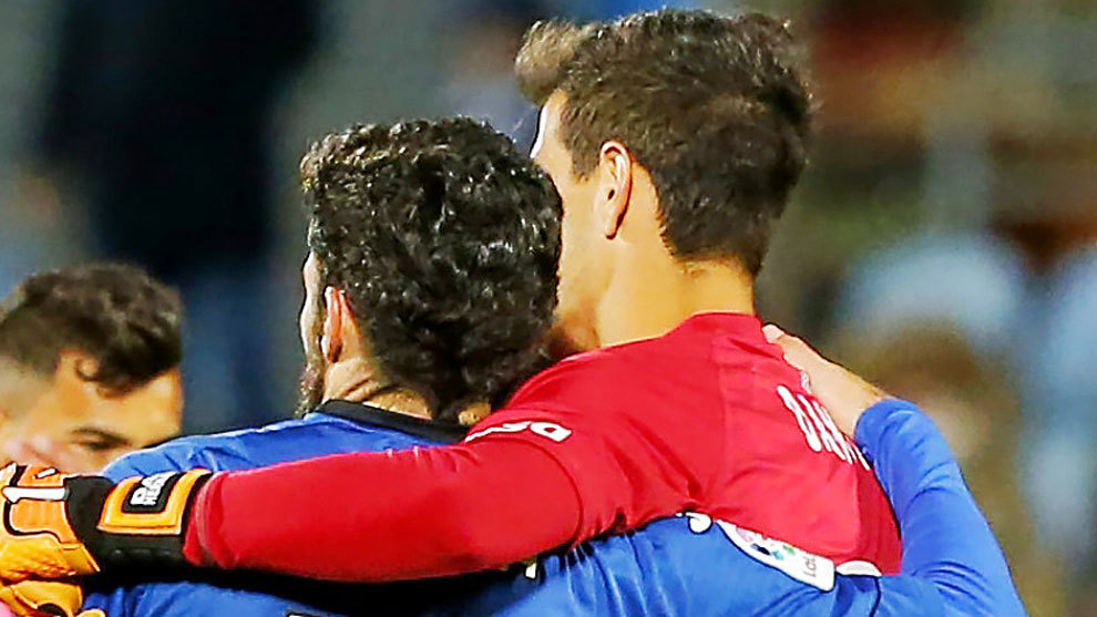 Jorge Molina (35) y Dani Hernndez (31) se abrazan tras el partido de...