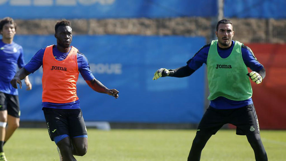 Caicedo y Roberto durante un entrenamiento con el Espanyol