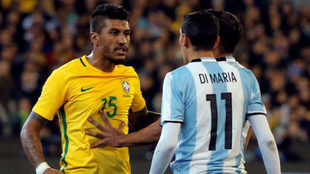 Paulinho se encara con Di Mara en un partido entre Brasil y...
