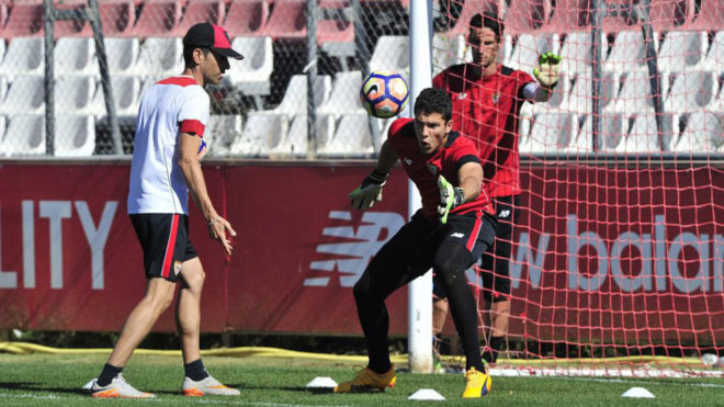 David Soria, durante un entrenamiento con el Sevilla