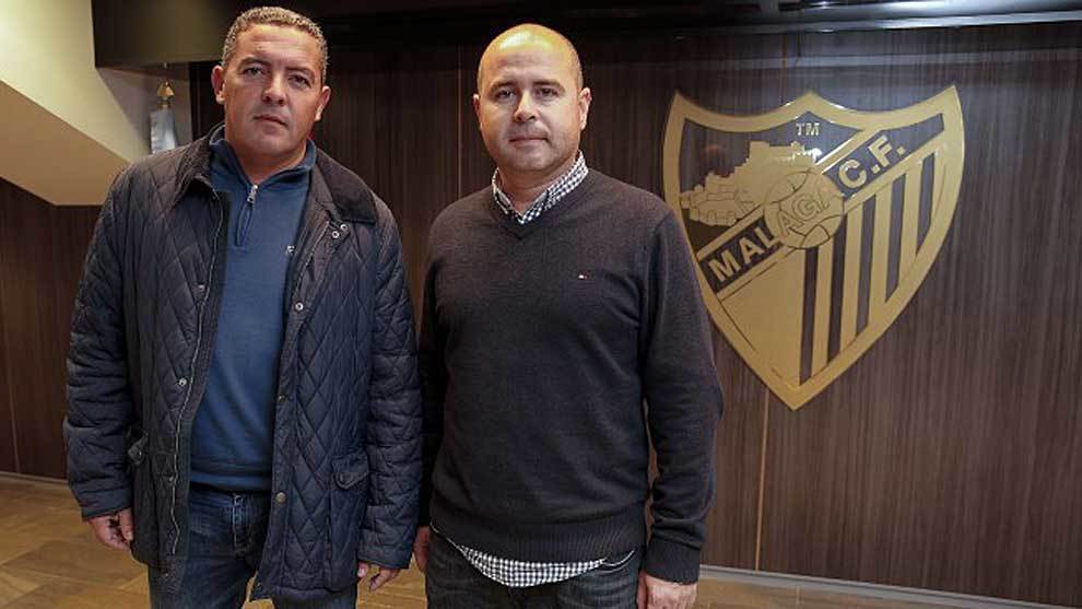 David Vizcano, junto a Pepe Caldern, con el escudo del Mlaga al...