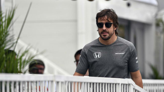 Fernando Alonso llega al circuito urbano de Bak.