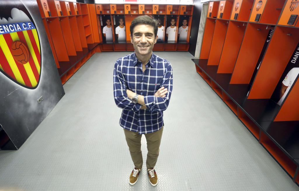 Marcelino posa en el vestuario del Valencia en Mestalla.