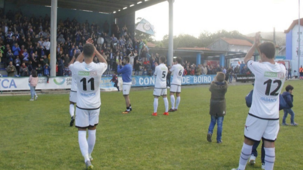 Los jugadores del Boiro agradecen a su aficin tras un partido.